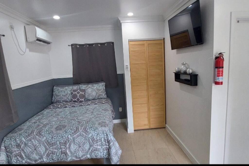 Budget & Basic In Local Neighborhood, 7Min Drive To Downtown Nassau Beach Paradise Lägenhet Exteriör bild