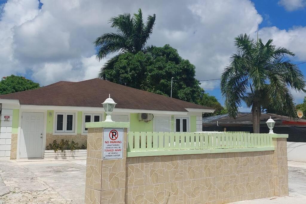 Budget & Basic In Local Neighborhood, 7Min Drive To Downtown Nassau Beach Paradise Lägenhet Exteriör bild