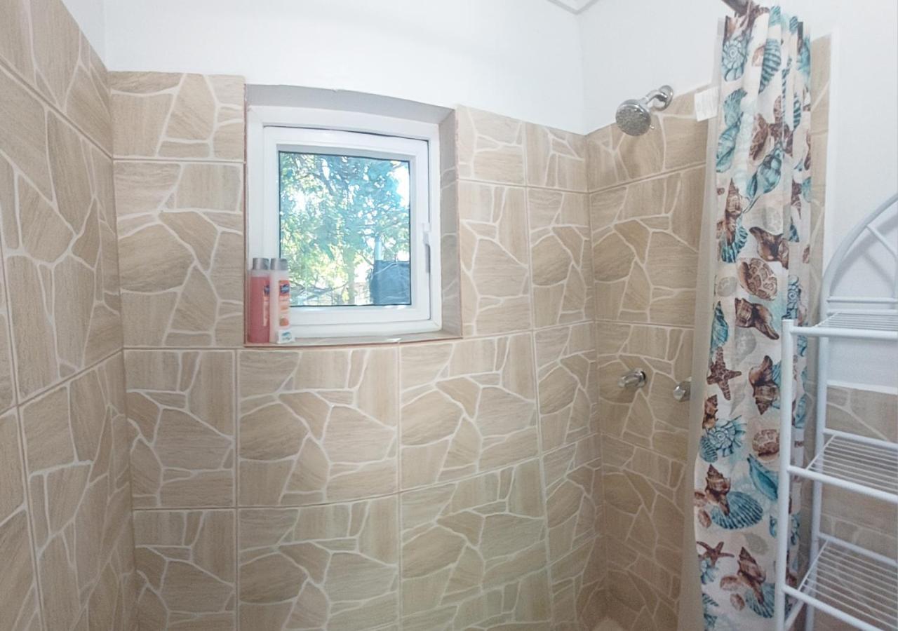 Budget & Basic In Local Neighborhood, 7Min Drive To Downtown Nassau Beach Paradise Lägenhet Exteriör bild